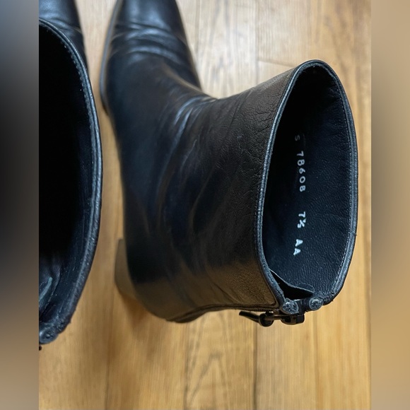 Stuart Weitzman Black Leather Boots.Excellent like new condition!Size 7.5 Narrow - Picture 7 of 7